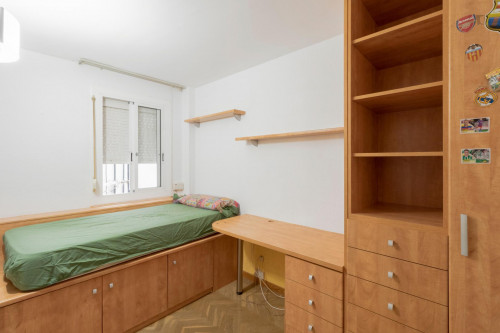 Single room in a flat with swimming pool, in Les Corts