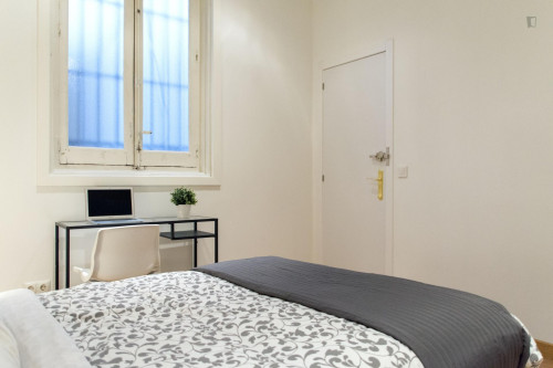 Friendly double bedroom near to the La Latina metro station
