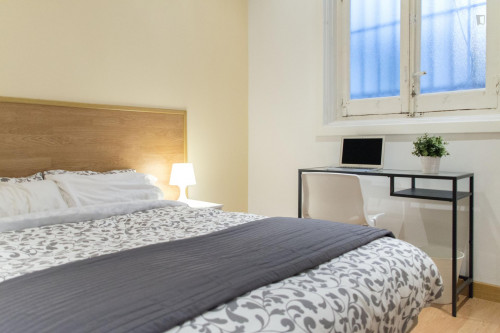 Friendly double bedroom near to the La Latina metro station