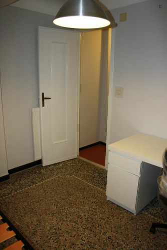 Single bedroom in 3-bedroom apartment