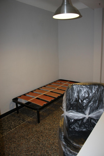 Single bedroom in 3-bedroom apartment