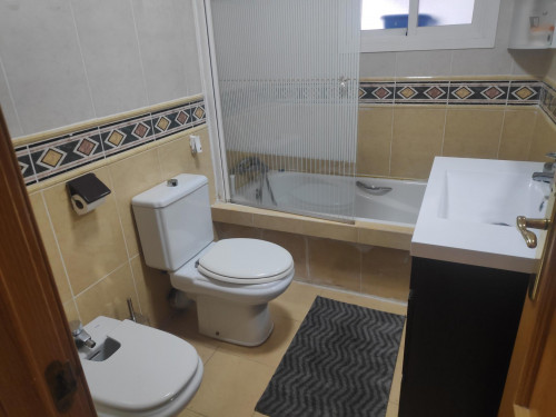 Double bedroom in 4-bedroom apartment