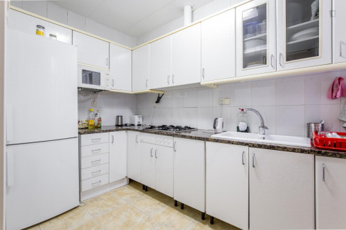 Single bedroom, with balcony, in 8-bedroom apartment