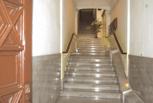 Single bedroom, with balcony, in 8-bedroom apartment
