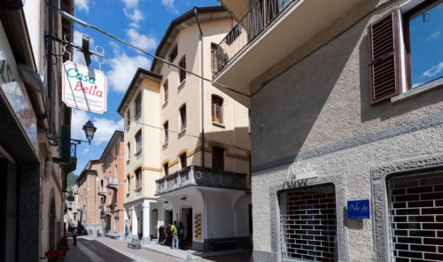 Welcoming 2-bedroom apartment close to Castello di San Pietro