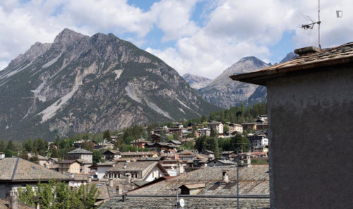 Welcoming 2-bedroom apartment close to Castello di San Pietro