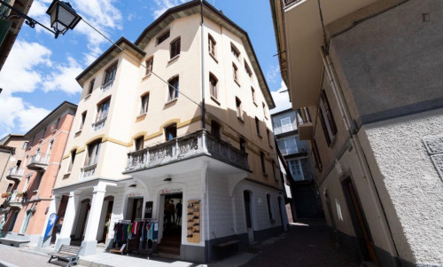 Welcoming 2-bedroom apartment close to Castello di San Pietro  - Gallery -  5