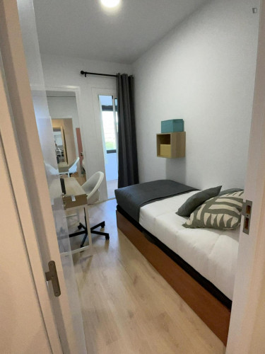 Bright single Bedroom in Barcelona