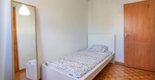 Welcoming 5-bedroom flat in Encarnação - Gallery - 3
