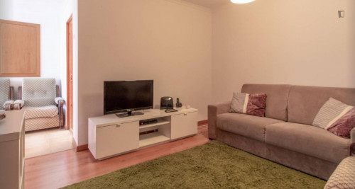 Welcoming 5-bedroom flat in Encarnação