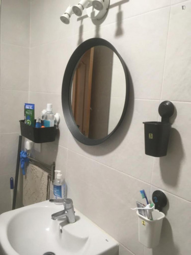 Stunning double bedroom in a 4-bedroom flat close to Puerta de Purchena  - Gallery -  5