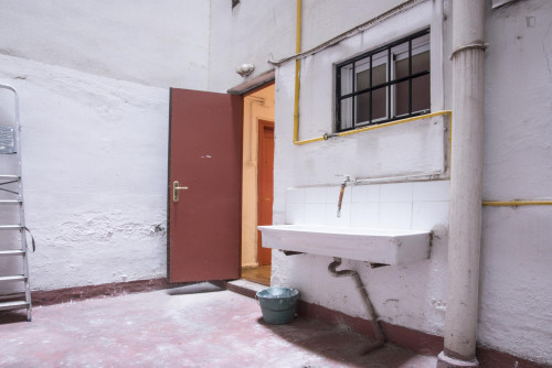 Great double bedroom with a nice window view, in L'Eixample