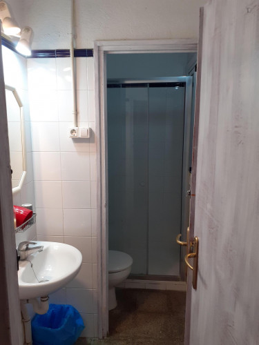 Great double bedroom with a nice window view, in L'Eixample