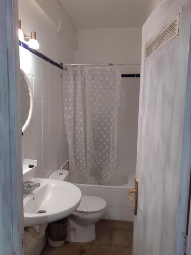 Great double bedroom with a nice window view, in L'Eixample