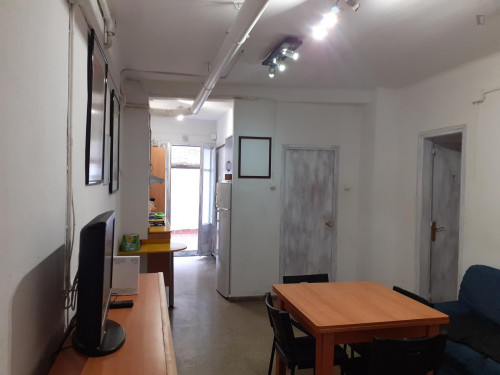 Great double bedroom with a nice window view, in L'Eixample