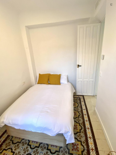Charming double bedroom with balcony in proximity to Facultad de Derecho