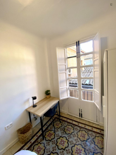 Charming double bedroom with balcony in proximity to Facultad de Derecho
