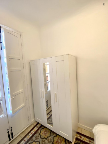 Charming double bedroom with balcony in proximity to Facultad de Derecho