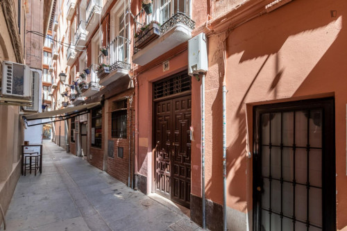 Charming double bedroom with balcony in proximity to Facultad de Derecho