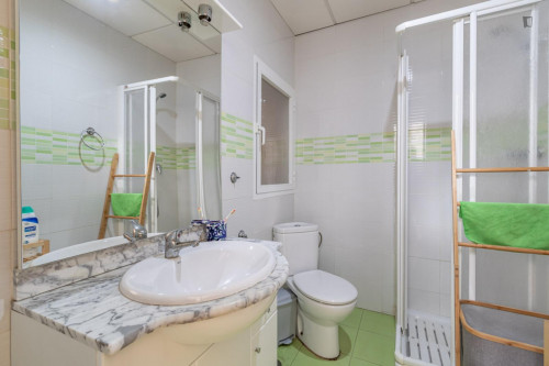 Charming double bedroom with balcony in proximity to Facultad de Derecho