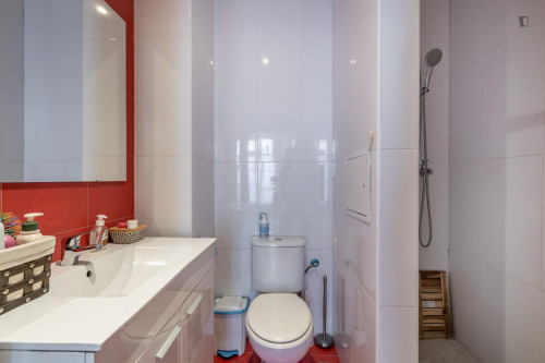 Charming double bedroom with balcony in proximity to Facultad de Derecho