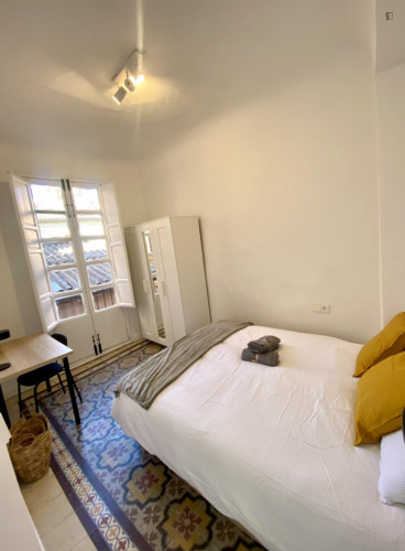 Charming double bedroom with balcony in proximity to Facultad de Derecho