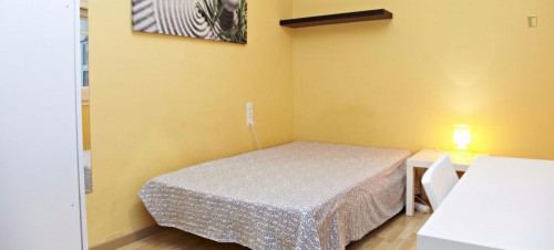 Warm and pleasant double bedroom near the Vallarca metro