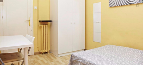 Warm and pleasant double bedroom near the Vallarca metro