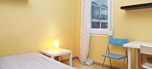 Warm and pleasant double bedroom near the Vallarca metro