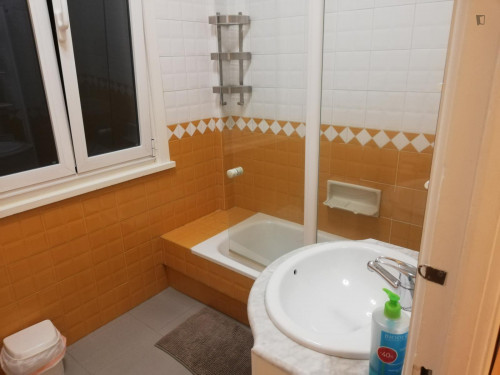 Very comfy single ensuite bedroom near the Urzáiz train station