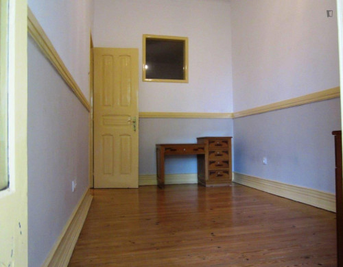 Comfy single bedroom in 4-bedroom apartment in Alcântara