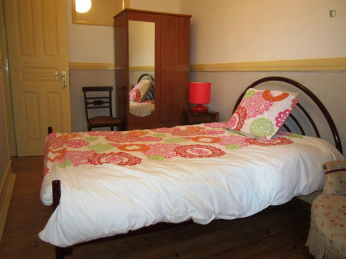 Comfy single bedroom in 4-bedroom apartment in Alcântara