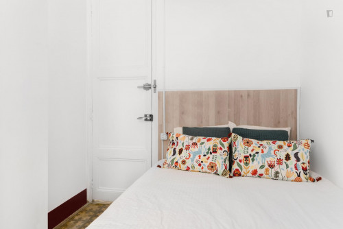 Double bedroom in a 5 bedroom apartment