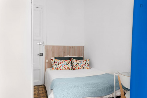 Double bedroom in a 5 bedroom apartment