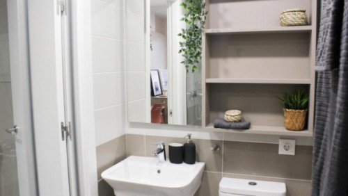 Snug double ensuite bedroom not far from the University of Navarre