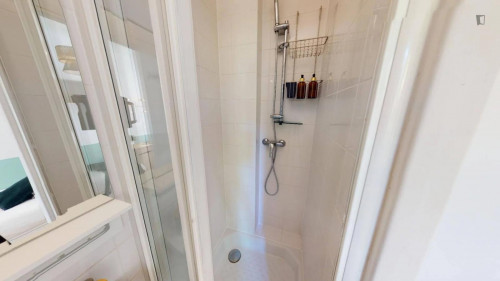 Beautiful single ensuite bedroom near the Louise Michel metro