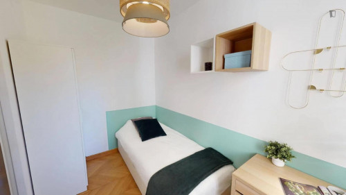 Beautiful single ensuite bedroom near the Louise Michel metro