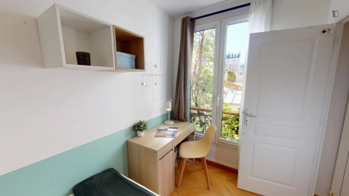 Beautiful single ensuite bedroom near the Louise Michel metro