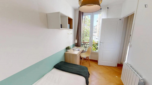 Beautiful single ensuite bedroom near the Louise Michel metro