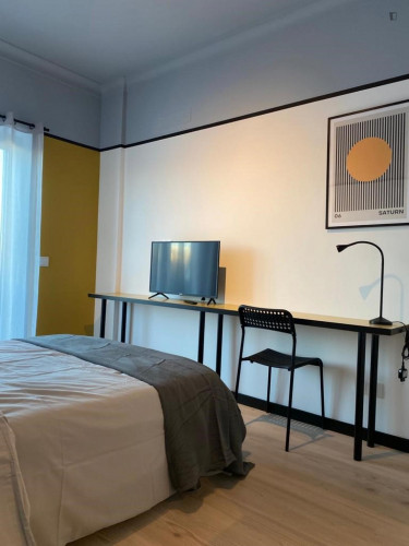 Appealing double bedroom near Parque do Bonfim