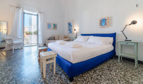 Cute 2-bedroom apartment next to Castello Carlo V