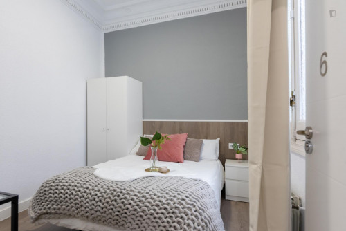 Lovely single bedroom in 7-bedroom apartment