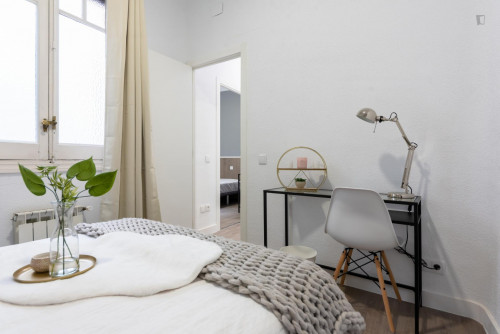 Lovely single bedroom in 7-bedroom apartment