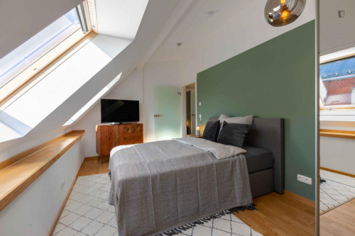 Colourful double bedroom in Ludwigsvorstadt-Isarvorstadt