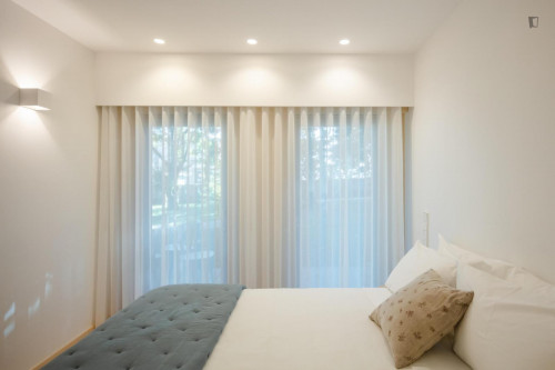 Lovely double ensuite bedroom in a fantastic house with a pool 