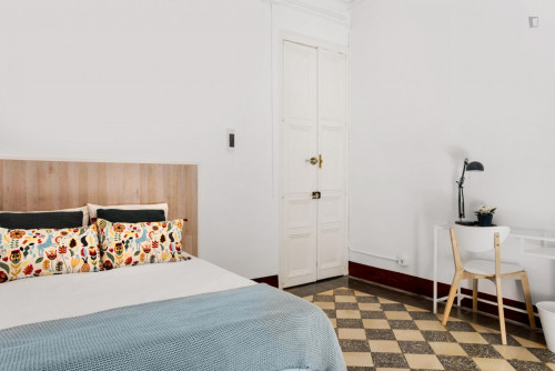 Double bedroom in a 5 bedroom apartment