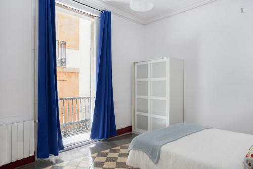 Double bedroom in a 5 bedroom apartment