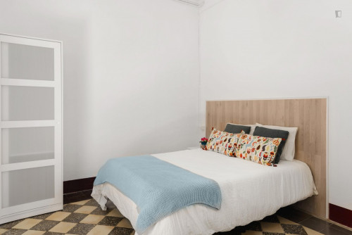 Double bedroom in a 5 bedroom apartment