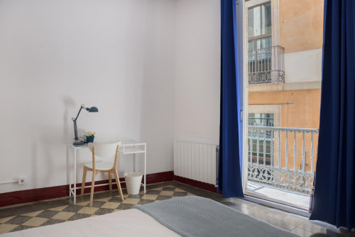 Double bedroom in a 5 bedroom apartment