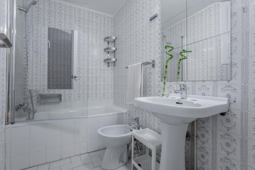 Appealing double bedroom in a student flat, in El Born